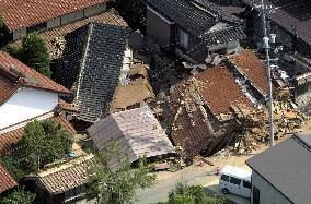 Tottori Pref. homes lie in ruins following strong quake
